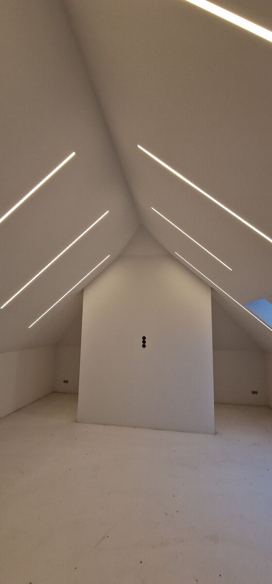 Detail stucwerk rondom LED-strips